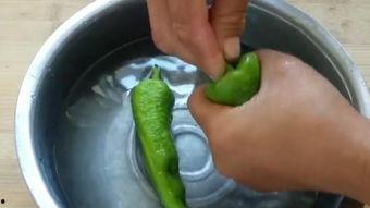 网红吃的调料汁的瓜,跟随网红脚步，解锁美食新境界