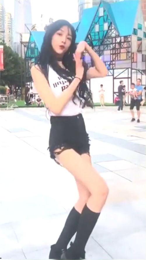 网红农村女孩吃瓜视频播放,网红农村女孩吃瓜视频走红网络