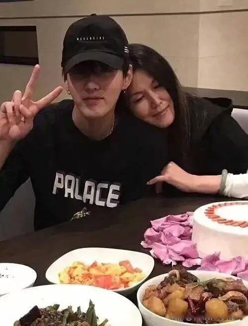 八卦吃瓜博主网红圈吃饭,网红圈里的八卦盛宴，揭秘八卦博主们的饭局风云