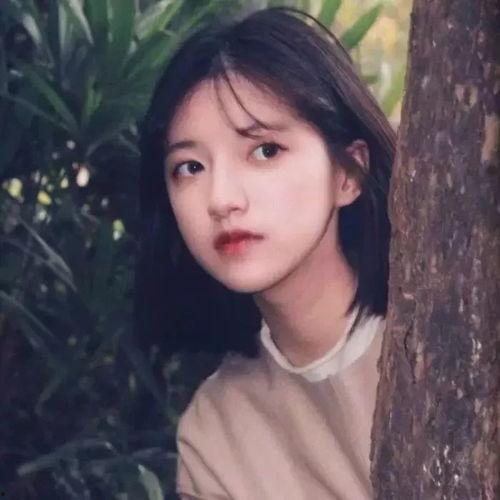 短发女孩网红吃瓜视频